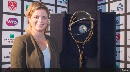 Kim-Clijsters-with-Diamond-trophy