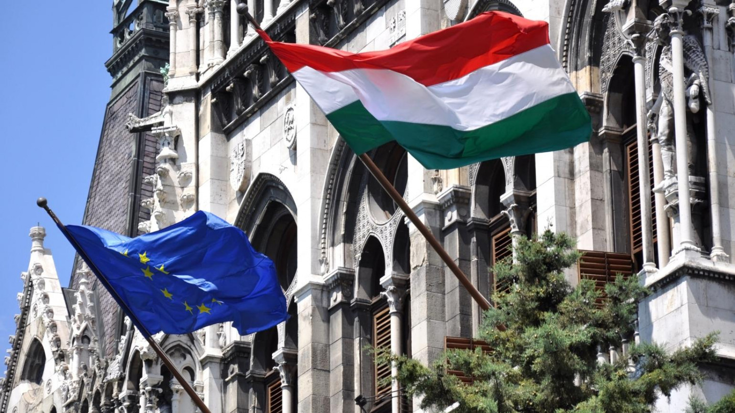 Венгрия флаг