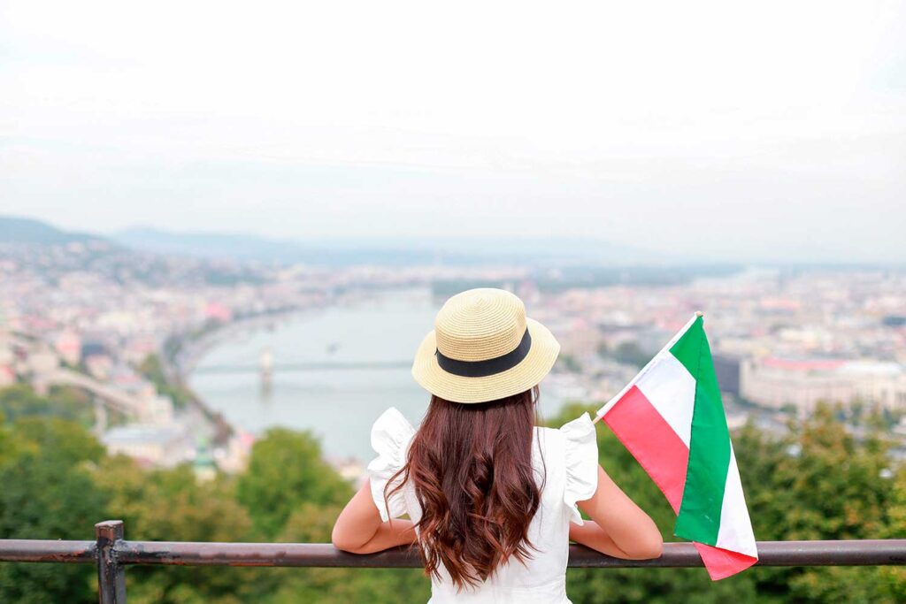 Девушка с флагом Венгрии